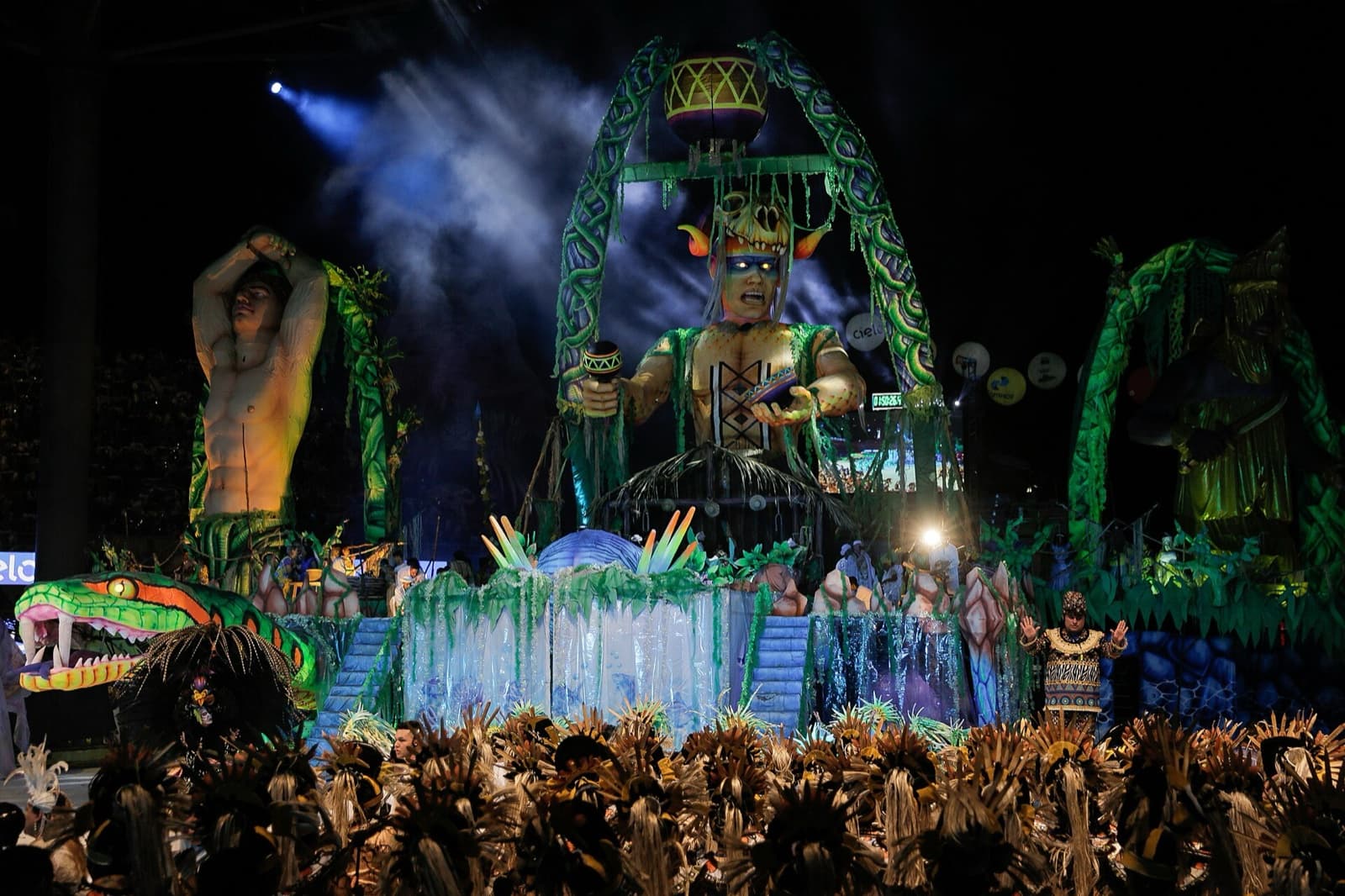 Bumbódromo de Parintins iluminado durante o Festival Folclórico, com espetáculo do boi em andamento