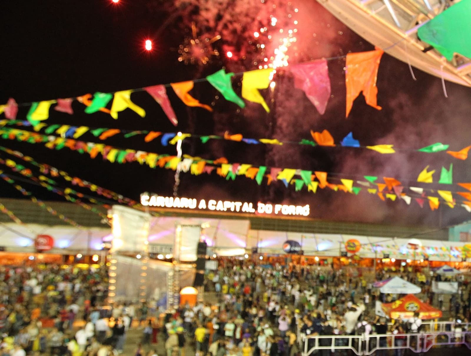 Pátio de Eventos Luiz Gonzaga em Caruaru durante o São João, com palco iluminado e bandeirinhas