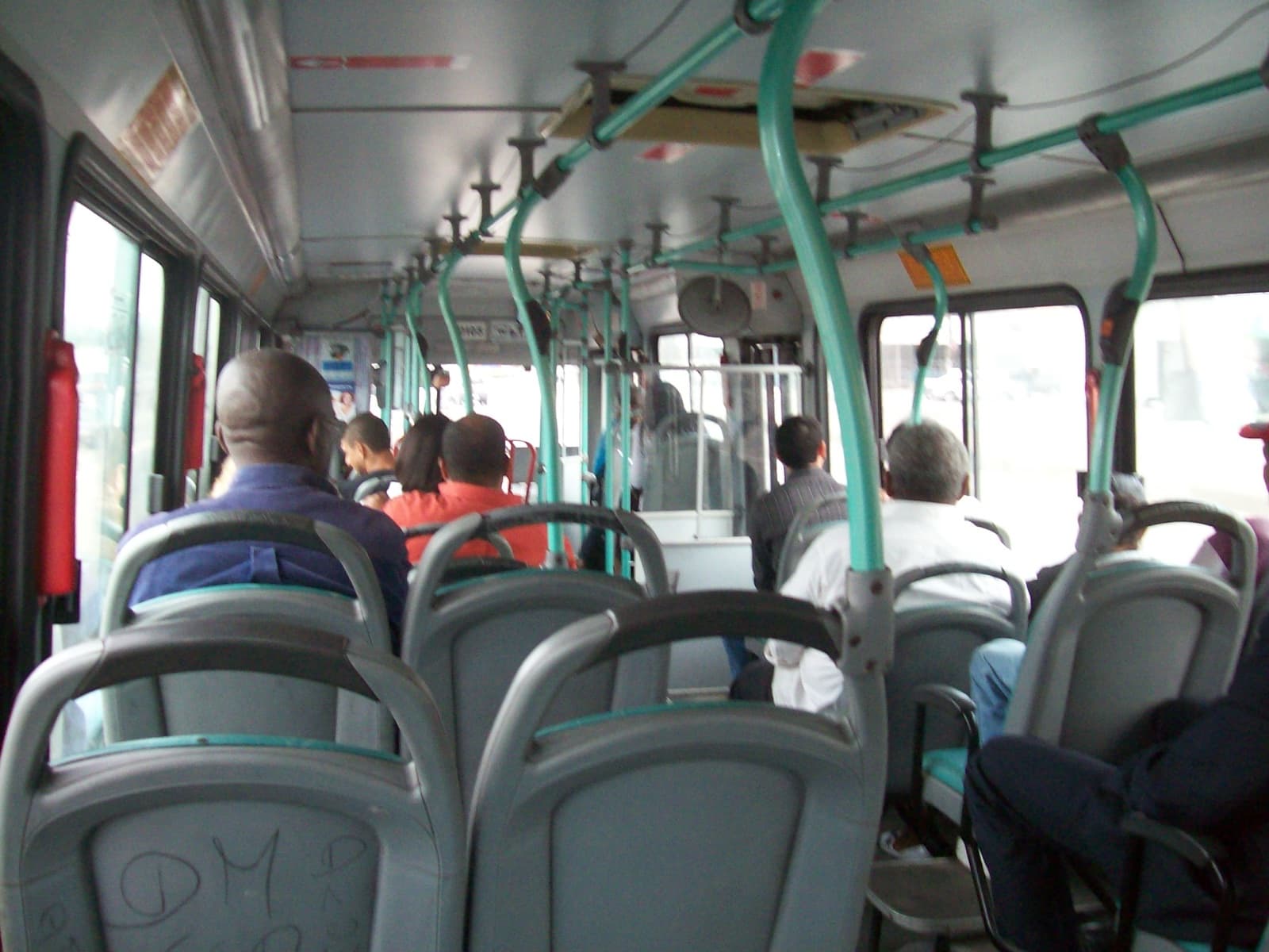 Interior de ônibus com poltronas vazias